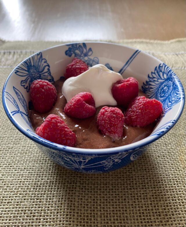 Sweet treats don’t have to be completely avoided with T2D…especially if you take the time to figure out smarter modifications to your favorites. 
Zero sugar pudding mix, combined with powdered peanut butter, and mixed with a vanilla protein drink instead of milk. 
This bowl of dessert has less than 150 calories, only 2 grams of sugar, and 18 grams of protein. 
And…it is delicious!
#makeitmeaningful
#type2diabetes 
#type2diabetic 
#cookingwithT2D
#eatingoutwithT2D
#newlydiagnosed