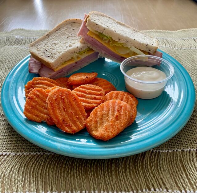 Lunch with T2D…
Ham & cheese sandwich on seeded bread, and fiesta ranch carrots. 
Since my diagnosis, finding a bread that has a decent texture and taste…both plain and toasted…and that still meets my nutritional guidelines has been challenging. 
This Brownberry Seeded Keto and the Ezekiel Sprouted Whole Grain are my current favorites. 
#makeitmeaningful
#type2diabetes 
#type2diabetic 
#cookingwithT2D
#eatingoutwithT2D
#newlydiagnosed